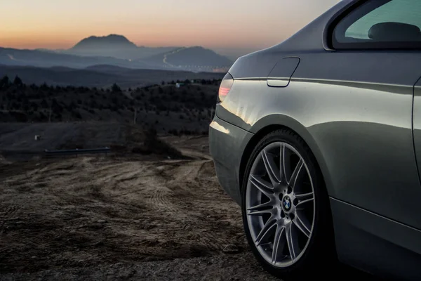 Dolambaçlı Bir Dağ Yolu Üzerinde Akşam Alman Bmw Araba — Stok fotoğraf