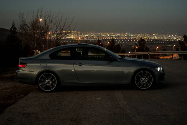 Γερμανική Bmw Αυτοκίνητο Βράδυ Στο Ενός Ελικοειδούς Ορεινού Δρόμου — Φωτογραφία Αρχείου