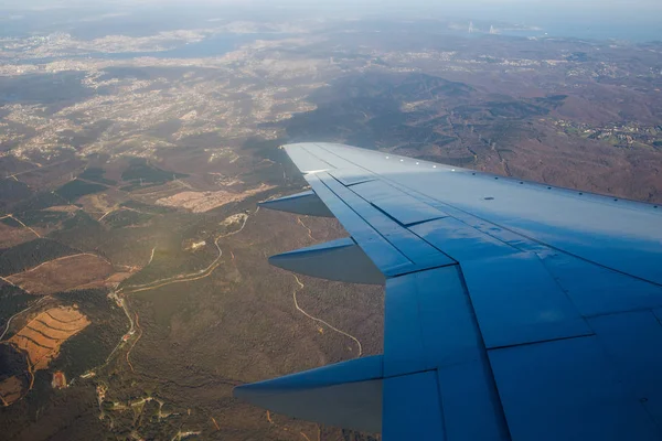 Sabah bulutlarının üzerinde uçan bir uçağın kanadı — Stok fotoğraf