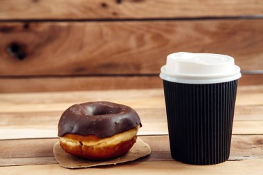 taze esnaf çörek ve take away kahve, ahşap arka plan kopya alanı ile