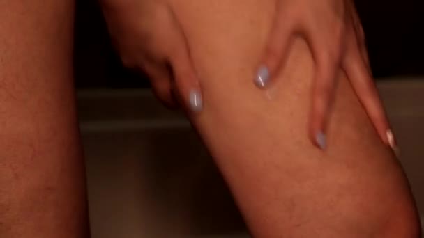 Mulher Esfregaços Creme Nas Pernas Com Celulite Varicosa — Vídeo de Stock
