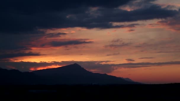 Dağların Üzerinde Güzel Gün Batımı Güzel Renkler — Stok video