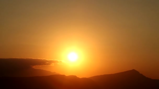Beau coucher de soleil sur les montagnes. Belles couleurs 