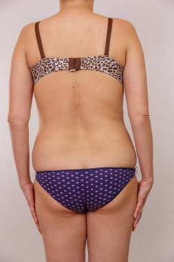 arkadan iç çamaşırı kilolu bir kadın fotoğrafı