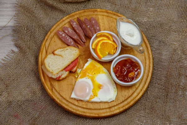 木盘上的土耳其早餐 — 图库照片