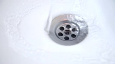 Lavabonun içine su akar