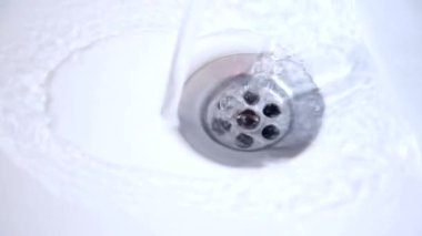 Lavabonun içine su akar