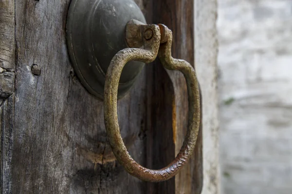 Старинная Дверная Ручка Старинной Двери — стоковое фото