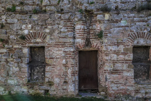 Very ancient dilapidated building in Istanbul — Stock Photo, Image