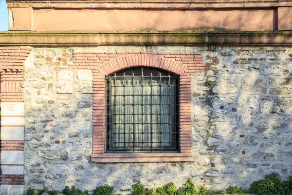 Gamla tegelvägg med fönster i Istanbul — Stockfoto