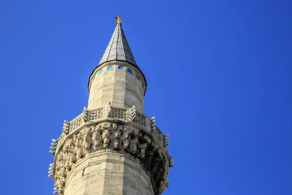 Minaret de l'une des mosquées d'Istanbul — Photo