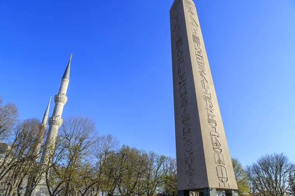 Egyptische obelisk in Istanboel. Oude Egyptische obelisk van Pharao — Stockfoto