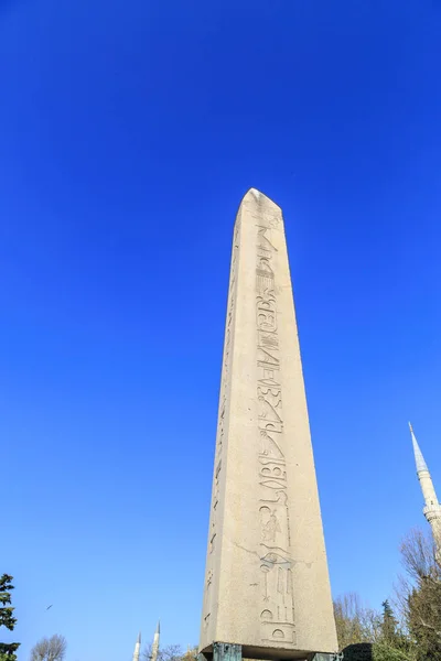 Obelisco egipcio en Estambul. Antiguo obelisco egipcio de Pharao — Foto de Stock
