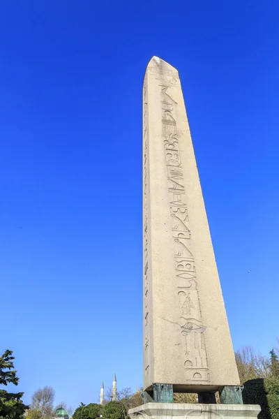 Obelisco egipcio en Estambul. Antiguo obelisco egipcio de Pharao — Foto de Stock