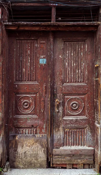 Velha porta marrom em uma das ruas em Istambul — Fotografia de Stock