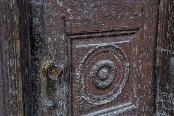 İstanbul sokaklarından birinde eski kahverengi kapı — Stok fotoğraf