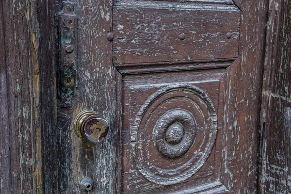 Alte braune tür auf einer der straßen in istanbul — Stockfoto