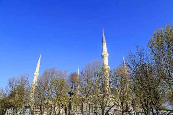 Minaret of one of the mosques in Istanbul — Stock Photo, Image