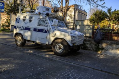 İstanbul, Türkiye - 04.03.2019: T. içinde zırhlı polis aracı. O sq