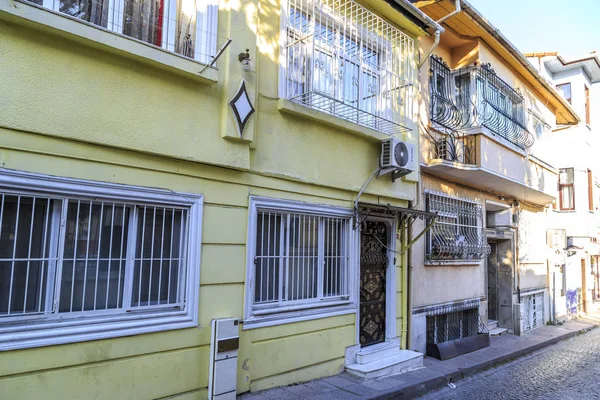 İstanbul/Türkiye-04.03.2019: Ista'nın güzel eski vintage evleri — Stok fotoğraf