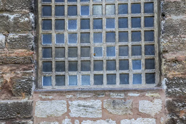 Vecchio muro di mattoni con finestra a Istanbul — Foto Stock