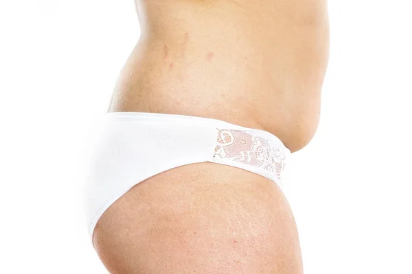 Mladá nadvážená žena ve spodním prádle na bílém izolovaném pozadí — Stock fotografie