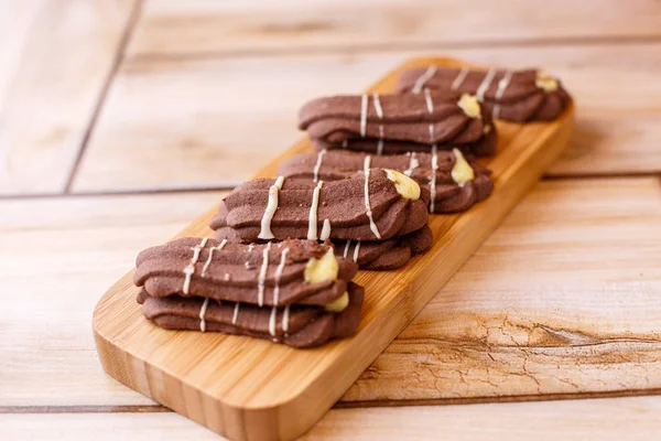 Ahşap Arka Plan Üzerinde Ahşap Standı Üzerinde Shortbread Çerezleri Üstten — Stok fotoğraf