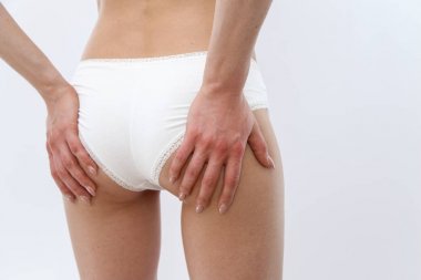 arka görünüm. beyaz iç çamaşırı gösterir ince bir genç spor kız 