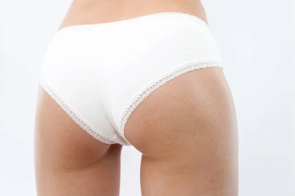 Visão traseira. slim jovem atlético menina em lingerie branca mostra-lhe — Fotografia de Stock