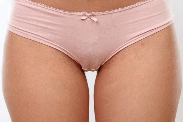 Jovem mulher em lingerie com pêlos pubianos não raspados em isolat branco — Fotografia de Stock