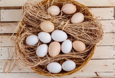 ahşap bir arka plan üzerinde saman çiğ yumurta