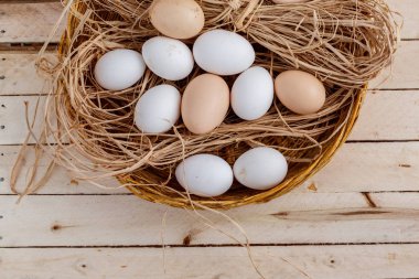ahşap bir arka plan üzerinde saman çiğ yumurta