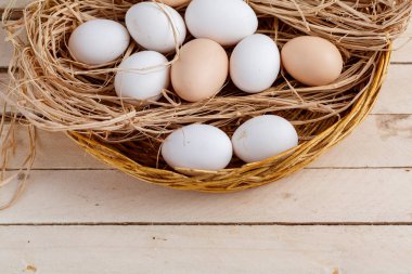 ahşap bir arka plan üzerinde saman çiğ yumurta