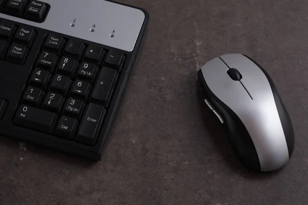 Tastatur Und Computermaus Auf Dunkelgrauem Hintergrund — Stockfoto