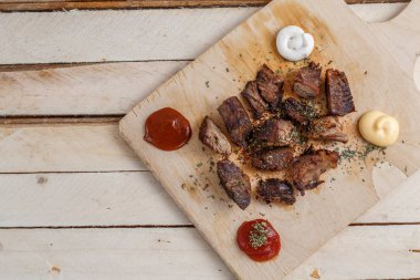 ahşap tepside baharat ile kavrulmuş et