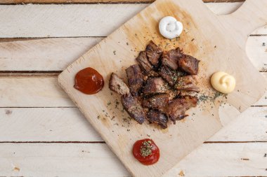 ahşap tepside baharat ile kavrulmuş et