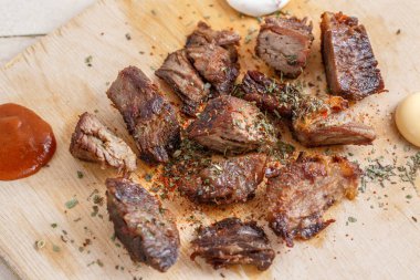 ahşap tepside baharat ile kavrulmuş et