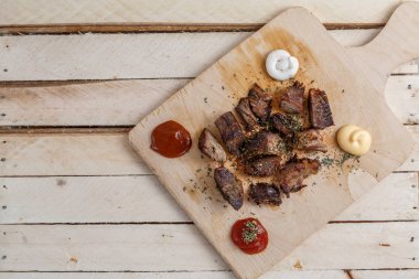 ahşap tepside baharat ile kavrulmuş et