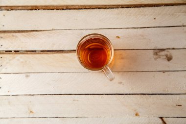 ahşap bir arka plan üzerinde şeffaf cam çay