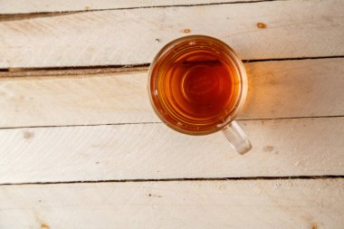 ahşap bir arka plan üzerinde şeffaf cam çay