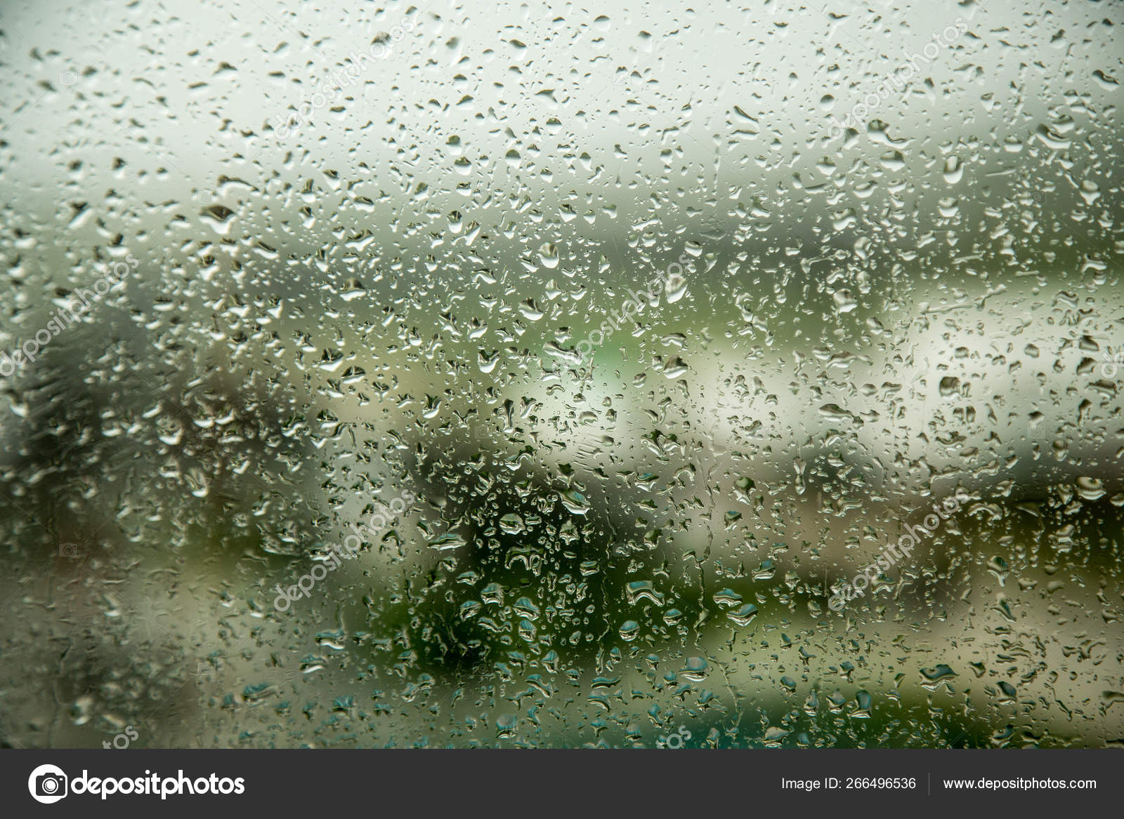 窓に水滴が落ちる背景 ストック写真 C Ajphotos