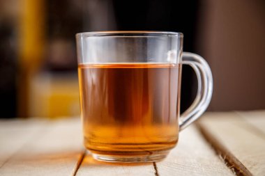 ahşap bir arka plan üzerinde şeffaf cam çay