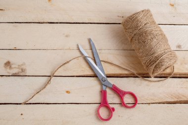 ahşap arka plan üzerinde vintage makas ve tuval. üst görünüm