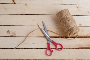 ahşap arka plan üzerinde vintage makas ve tuval. üst görünüm