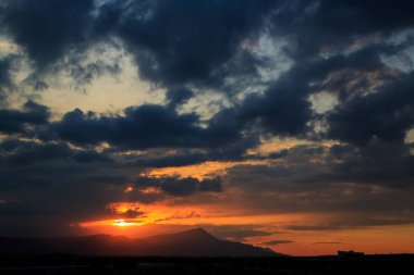 Güneş dağların arkasında batıyor. güzel panorama ve görünüm o