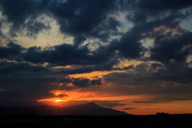 Güneş dağların arkasında batıyor. güzel panorama ve görünüm o