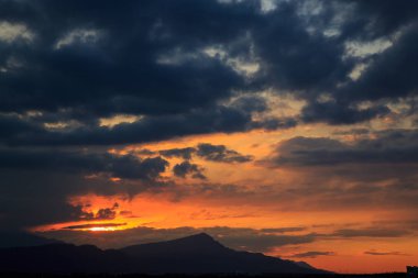 Güneş dağların arkasında batıyor. güzel panorama ve görünüm o