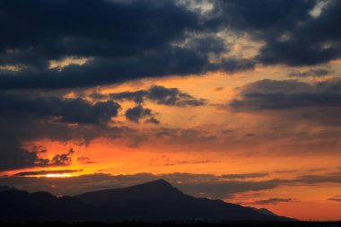 Güneş dağların arkasında batıyor. güzel panorama ve görünüm o