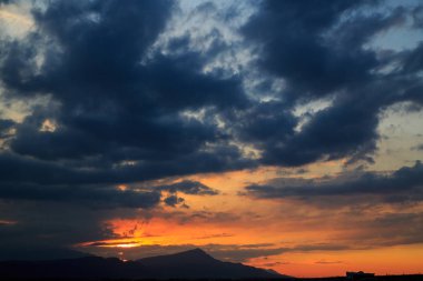 Güneş dağların arkasında batıyor. güzel panorama ve görünüm o
