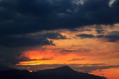 Güneş dağların arkasında batıyor. güzel panorama ve görünüm o